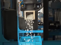 Инженер, запускающий трубную ледовую машину